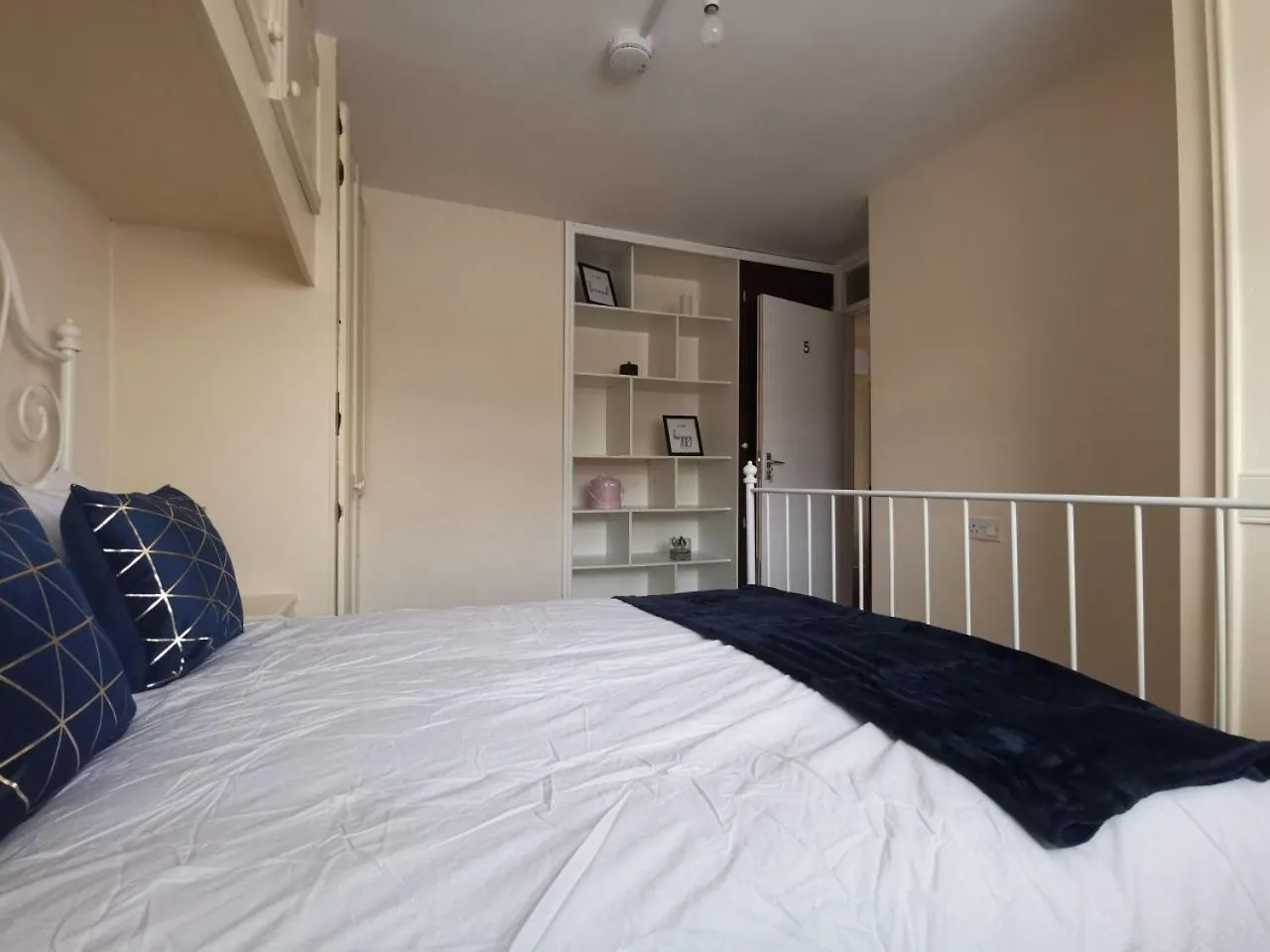 Elmer Rooms Elmer Room 5 Catford 0*,  Wielka Brytania